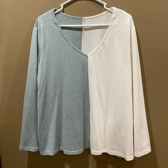 Shein Half Blue Half White Long Sleeve Thin Sweater V Neck Women’s 1X - Picture 6 of 6
